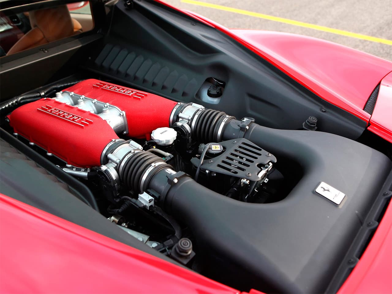 Обзор двигателей автомобилей. Ferrari 458 Italia engine. Ferrari f458 двигатель. Ferrari 458 Italia мотор. Ferrari 458 двигатель.